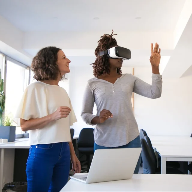 Deux personnes découvrent une expérience en réalité virtuelle
